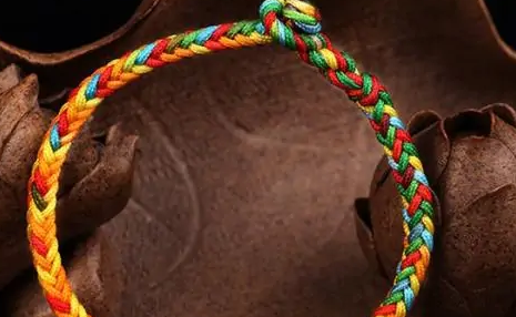 栓五色丝线寓意,端午节为什么要挂五彩绳图3