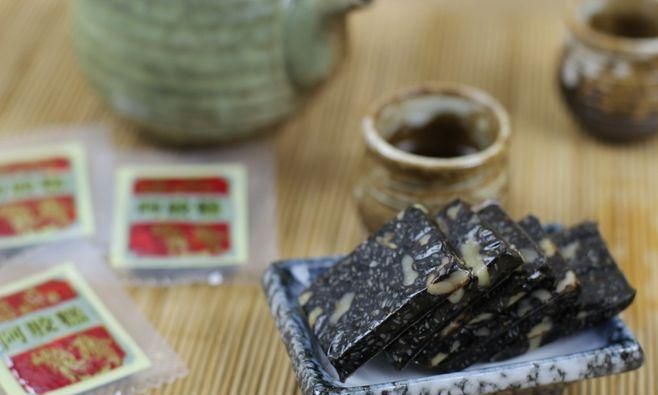 阿胶糕嚼起来为什么是酸的呢