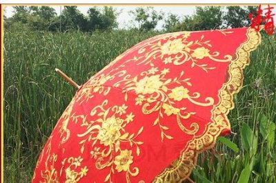 ​结婚的伞是新郎带过来的吗