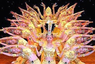 《千手观音》是在哪一年春晚上演出的