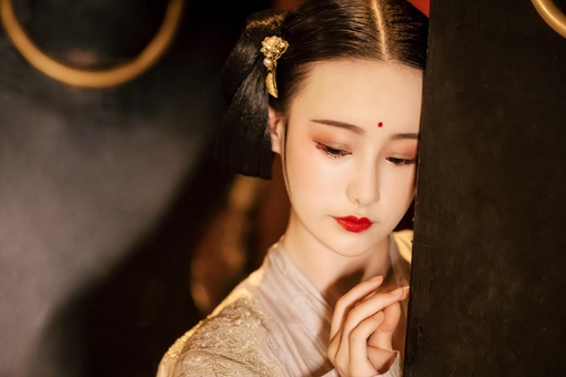 古代小妾孔雀开屏什么意思