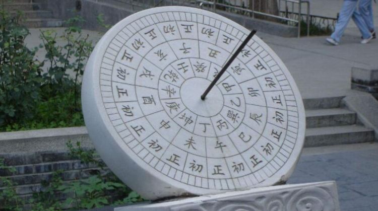 日晷是测量什么的工具：日晷是测量的工具． A. 时间 B. 长度 C. 面积 D. 质量