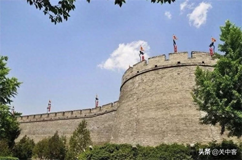 西安城墙是哪个朝代建造的(西安古城墙是翻新的吗)