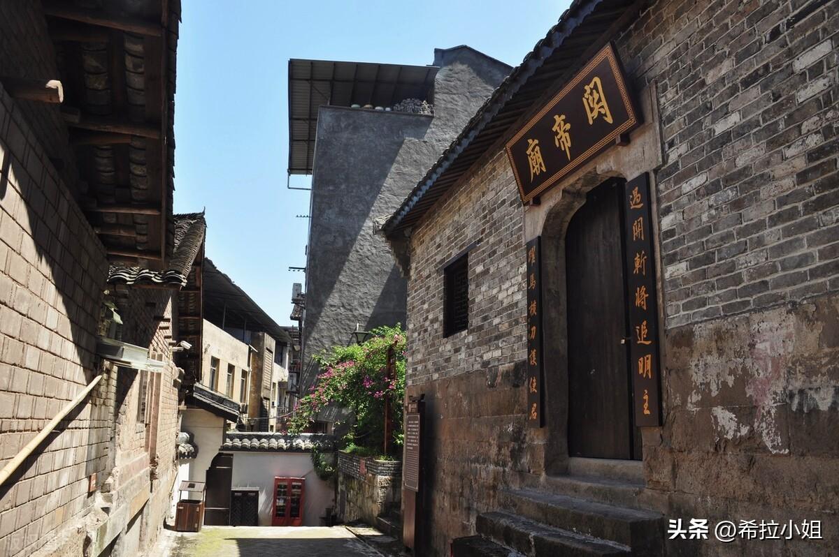 重庆周边好玩的旅游景点推荐(重庆周边有什么好玩的地方景点)