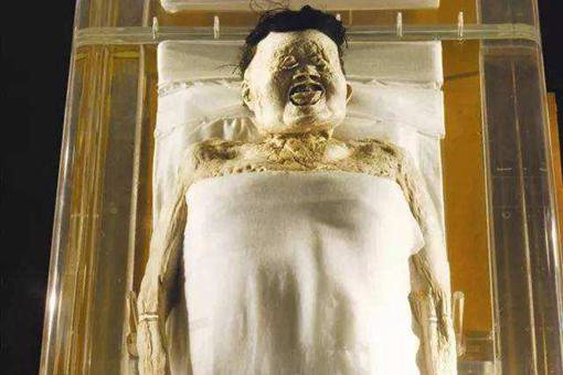 辛追为什么那么吓人?瞅瞅辛追刚刚出土时图片便了解了