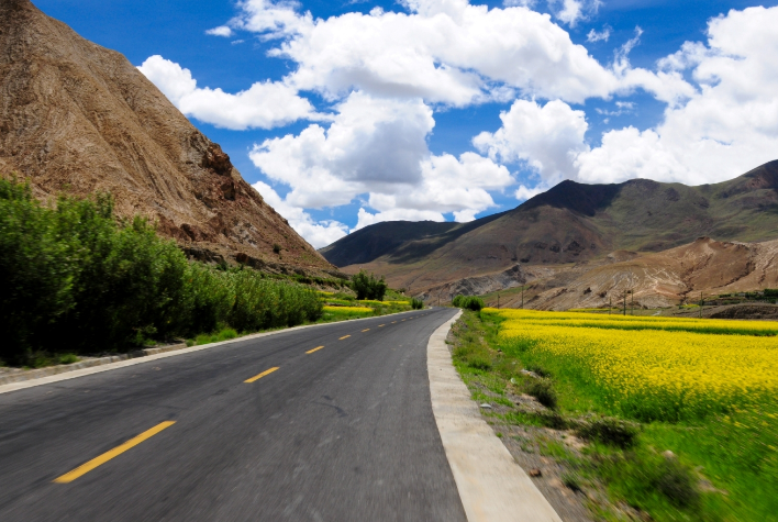 3、西藏高原的天气并不是很好，所以准备一些防晒用品是很有必要的。