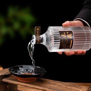 ​80年的茅台多少钱一瓶(13年茅台多少钱一瓶)