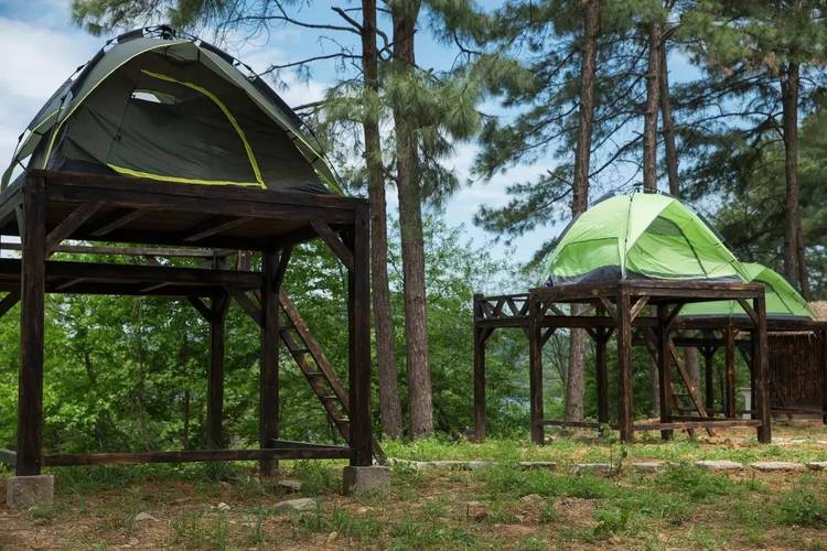 2、露营地的海拔在300米左右，尽量选择气候比较凉爽的地方。