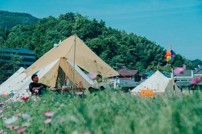 1、要选择一个交通方便、基础设施完备、环境优美的露营地。