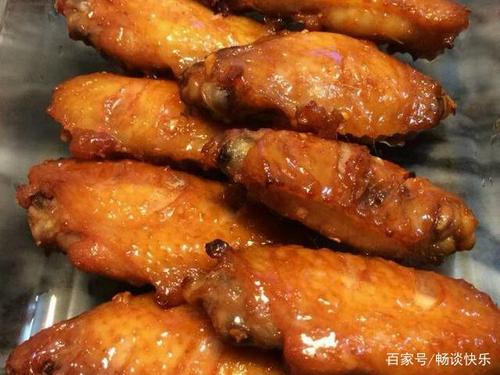 5、烤好一段时间之后,我们可以在上面撒上一些调味料,这样味道就可以更加美味啦。