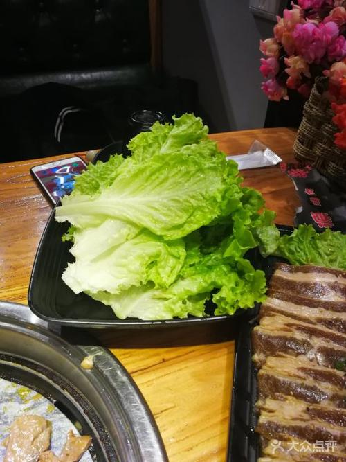 2、烧烤之前,我们要先把我们准备好的蔬菜都切好,这样我们就可以把蔬菜放到炉子上,这样就不用担心蔬菜烧焦了而没有食物吃了。