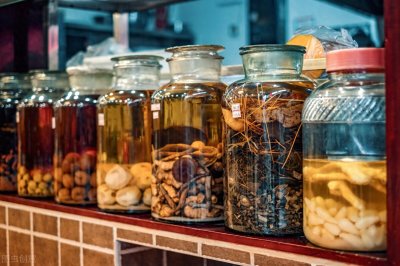 ​泡酒毒蛇伤人事件时有发生，为何蛇不死？老农分享如何正确泡蛇酒