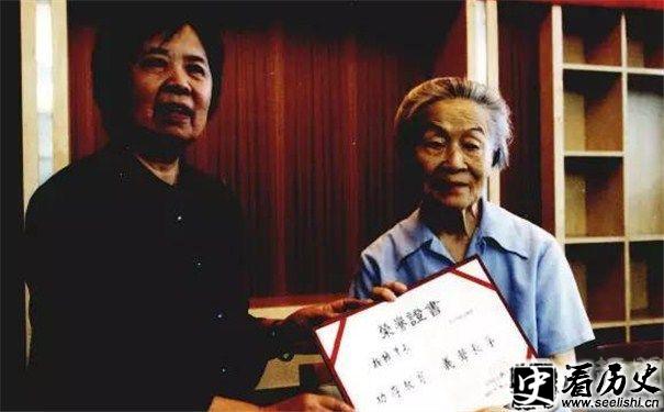 杨绛（右）图片