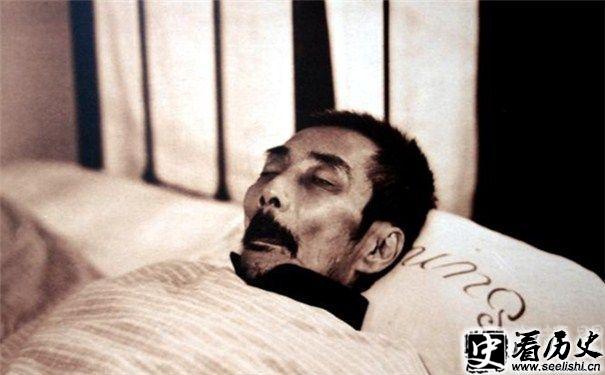 鲁迅在卧榻上图片