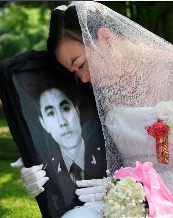 “抗震英雄”武文斌葬礼,连续工作32天去世,未婚妻穿婚纱出席葬礼