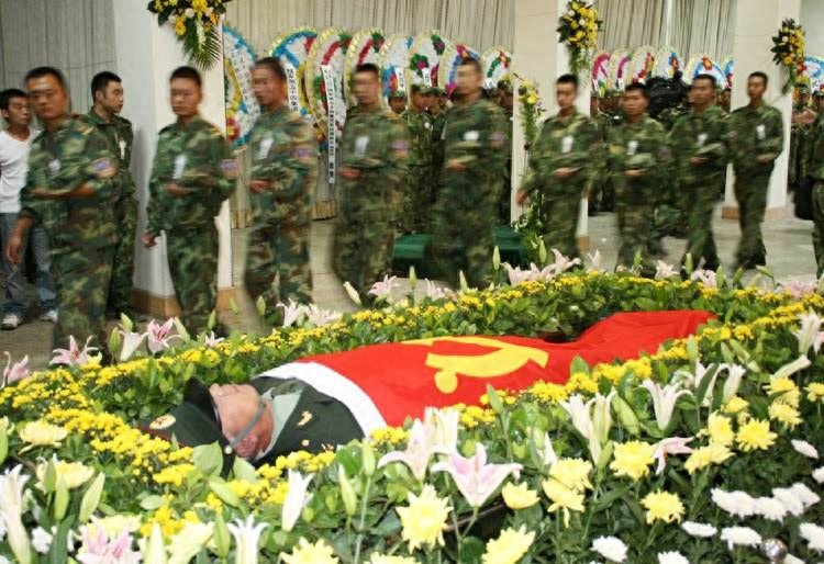 “抗震英雄”武文斌葬礼,连续工作32天去世,未婚妻穿婚纱出席葬礼