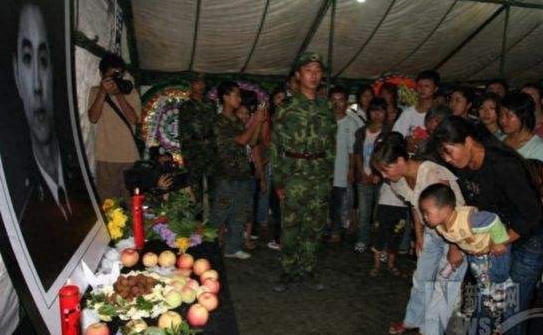 “抗震英雄”武文斌葬礼,连续工作32天去世,未婚妻穿婚纱出席葬礼