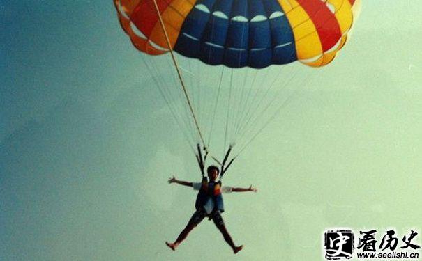 黄家驹生前玩跳伞照