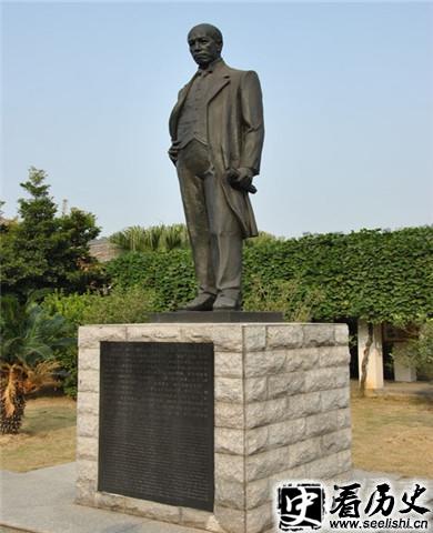 梁启超石像照