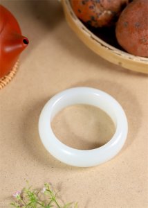 ​怎样鉴定和田碧玉的真假  ，和田玉怎么盘玩出包浆