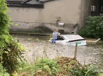 ​孤舟老翁一看就是高手！划着同款小船，俩71岁大爷救下两条命