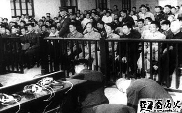 柏叶勇一（下跪者右一）