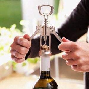 ​如何用醒酒器到红酒给客人？怎么用醒酒器倒红酒