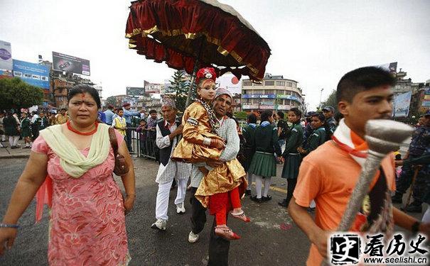 尼泊尔活女神出行
