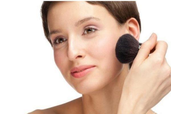 为什么别人化妆很光滑 化妆细腻光滑的小窍门 为什么别人化妆很光滑 化妆细腻光滑的小窍门