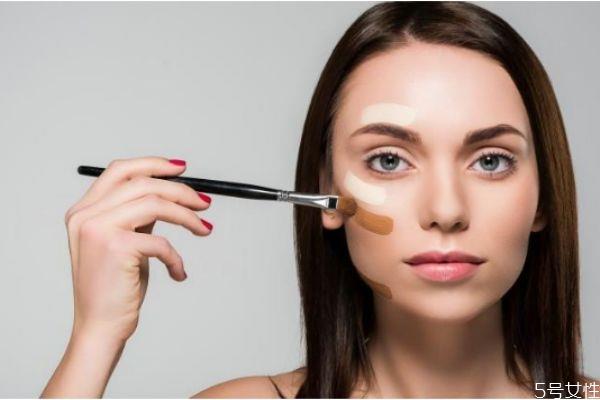 为什么别人化妆很光滑 化妆细腻光滑的小窍门 为什么别人化妆很光滑 化妆细腻光滑的小窍门