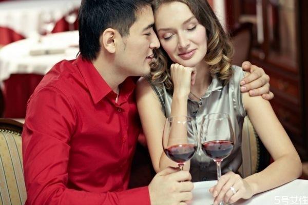 第一次追女生怎么聊天不尴尬 跟女生聊天聊什么不尴尬 第一次追女生怎么聊天不尴尬 跟女生聊天聊什么不尴尬