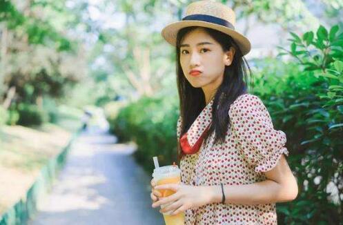 孩子气的女生非常天真