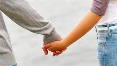 ​和女孩子约会牵手技巧，助你轻松牵到她的手