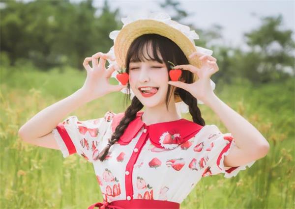 如何在网络上与女生聊天并找到话题？