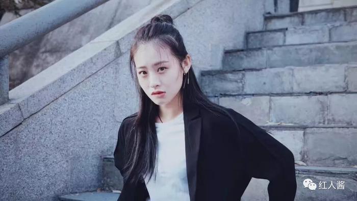 红人酱丨戴玥：一个明明可以当导演，却偏要做演员的奇女子！