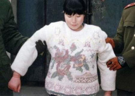 1995年，悲苦一生的她举起镰刀砍向三个恶男，被抓时嘴里哼着歌谣