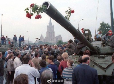 ​1991年8月19日凌晨，苏联副总统亚纳耶夫发布命令宣称