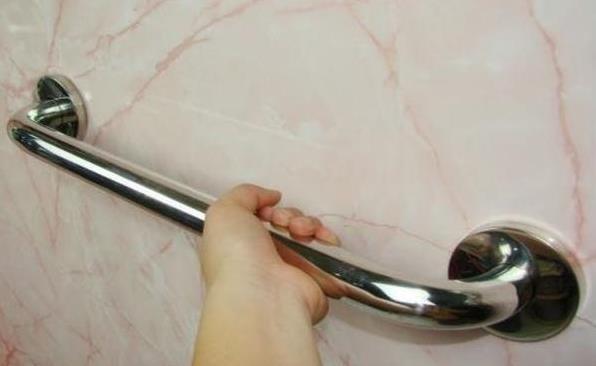 情侣酒店浴室的“扶手”有何用处,仅仅是挂毛巾吗?看完就明白了