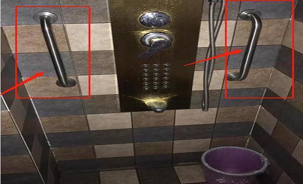 情侣酒店浴室的“扶手”有何用处,仅仅是挂毛巾吗?看完就明白了