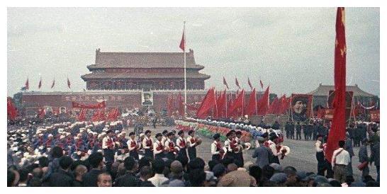 1949年选首都，一共11座城市备选，为何旧都重庆、南京落选了？