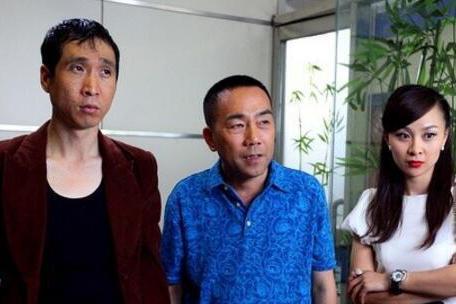 二人搭档演喜剧走红,分开后一个成导演,一个被迫跑龙套