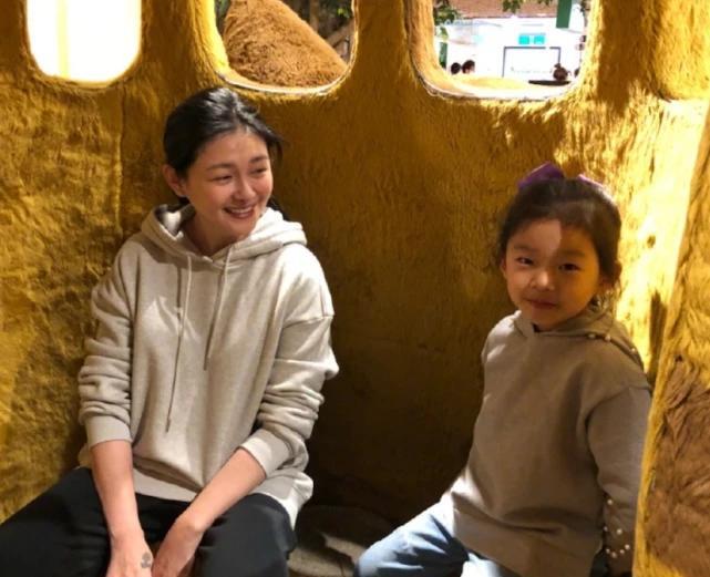 有种“开挂”叫做大S女儿小时候长相平平，五官长开后美出新高度