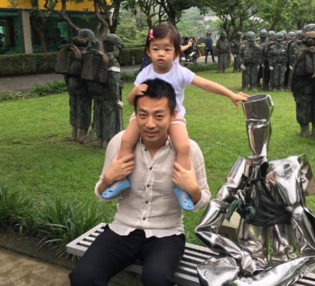 有种“开挂”叫做大S女儿小时候长相平平，五官长开后美出新高度