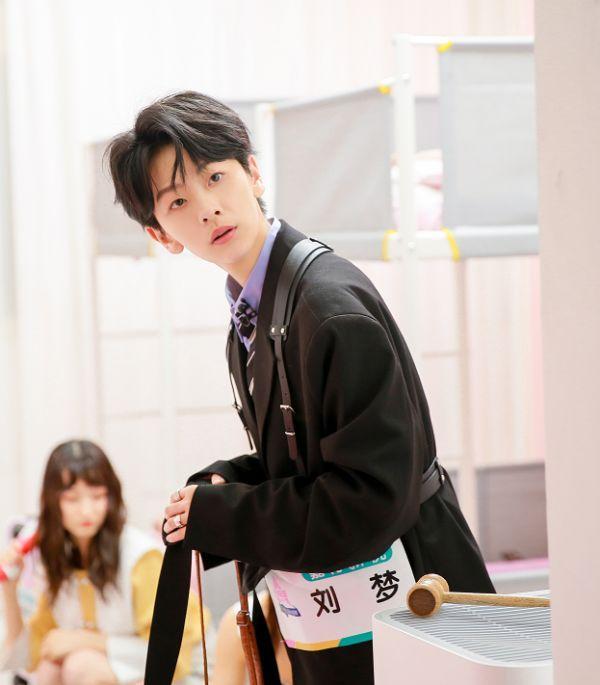 有种“放飞自我”叫刘梦参加选秀，放弃帅气形象，穿JK制服