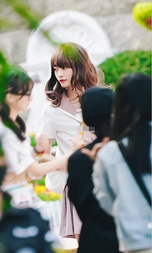 有种“放飞自我”叫刘梦参加选秀，放弃帅气形象，穿JK制服