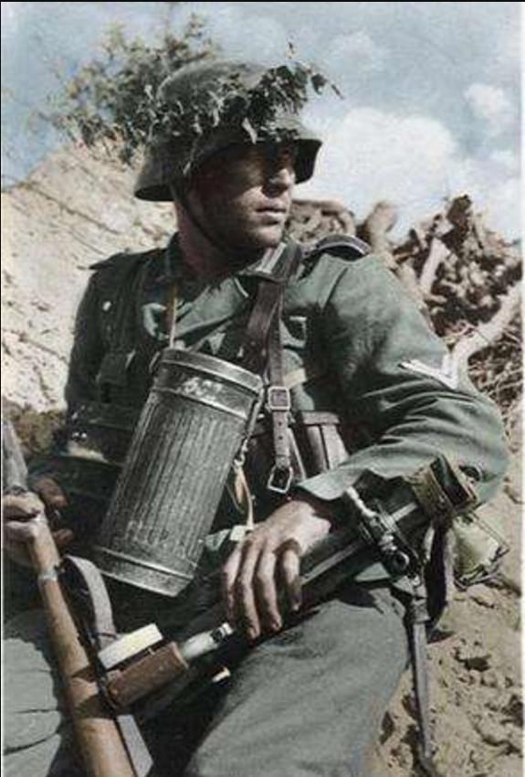 二战时德军单兵装备中,人人必备一铁罐子,里面的东西令人愤怒