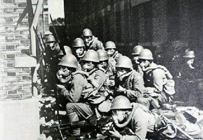 二战时德军单兵装备中,人人必备一铁罐子,里面的东西令人愤怒