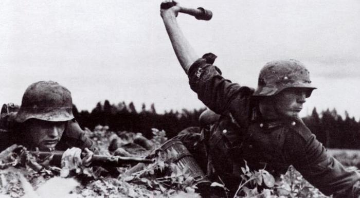 二战时德军单兵装备中,人人必备一铁罐子,里面的东西令人愤怒