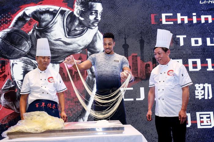 CJ-麦科勒姆晒照：我爱兰州！