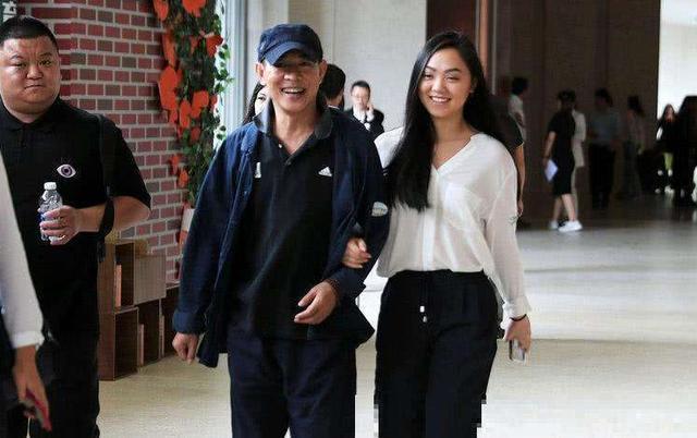 李连杰：前妻两个女儿流落街头，利智的两个女儿继承20亿家产